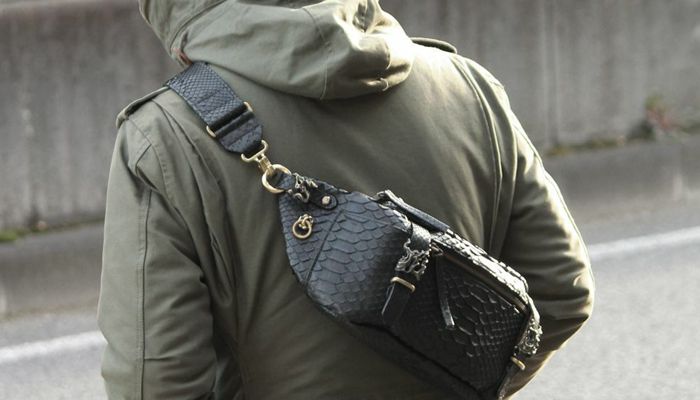 パイソン 本革丸型ハンドバッグ ちっさ