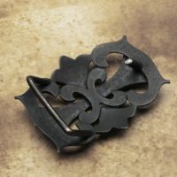 クロスモチーフ バックル エンブレムクロス バックル 白銅（キュプロニッケル）│メンズ革