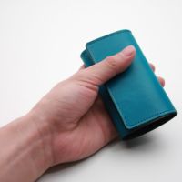 ターコイズブルーのレザーキーケース 革小物 レザーキーケース