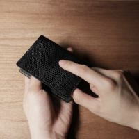 ソロ』(全5色)リザードエンボス/シンプルフォルムの本革製パス