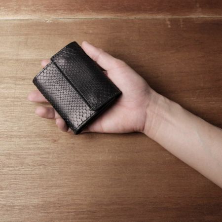 三つ折りミニウォレット ブラックパイソン（ヘビ革）│メンズ革