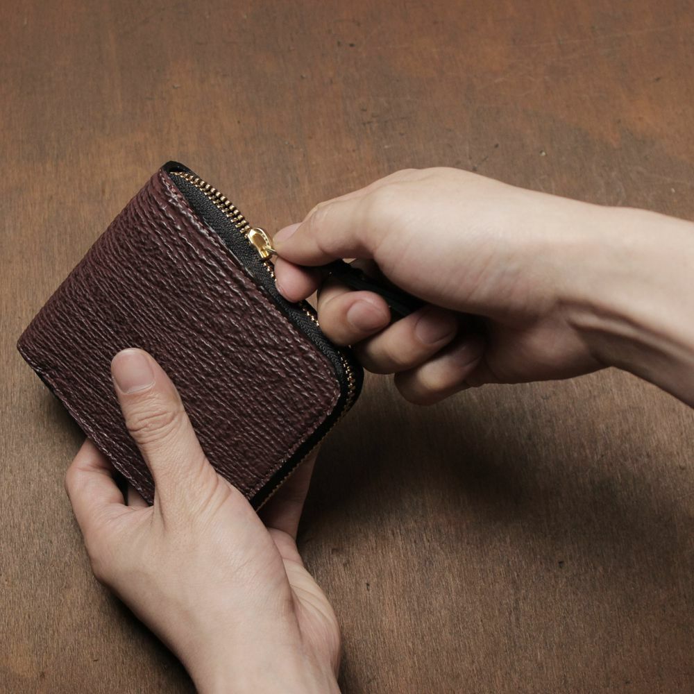 レザーブランドS'FACTORY「スリムファスナー ショート ウォレット シャーク ボルドー（サメ革）」商品画像