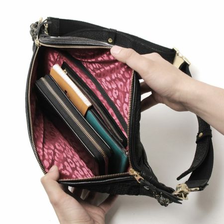 MATE.　PARASITE ブラック 本革　キルティング ボディバッグ MATE.様 専用 PARASITE ブラック 本革 キルティング ボディ